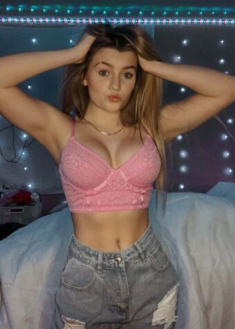 Adele Cash Meztelen Kiszivárgások OnlyFans Fotó 13