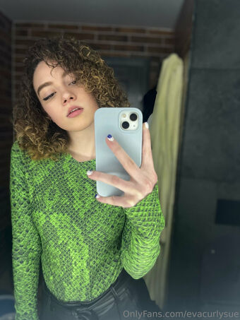 evacurlysue Meztelen Kiszivárgások OnlyFans Fotó 4