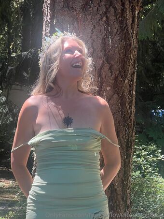 harlowflowerfootgoddess