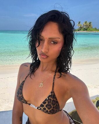 Rhea Raj Meztelen Kiszivárgások OnlyFans Fotó 8